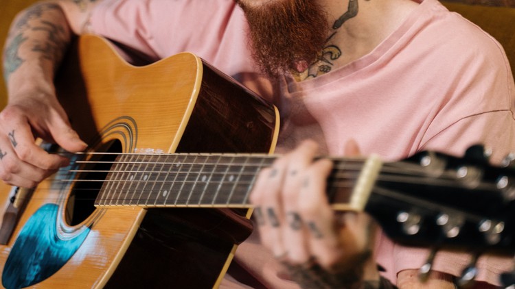 Gitarrist Close Up spielt akustische Gitarre
